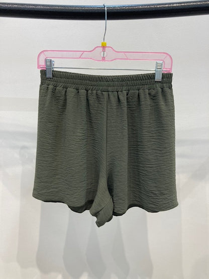 Loose fit elastic wasit solid short in airflow